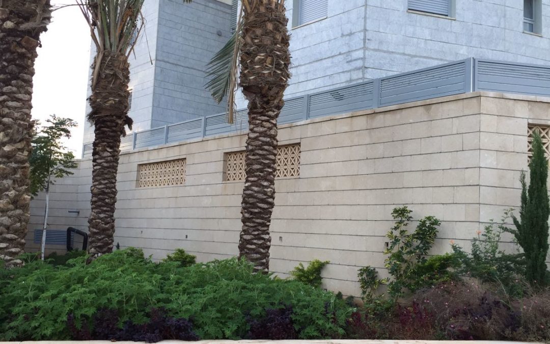 איך לבחור צבע ועיצוב גדר אלומיניום?