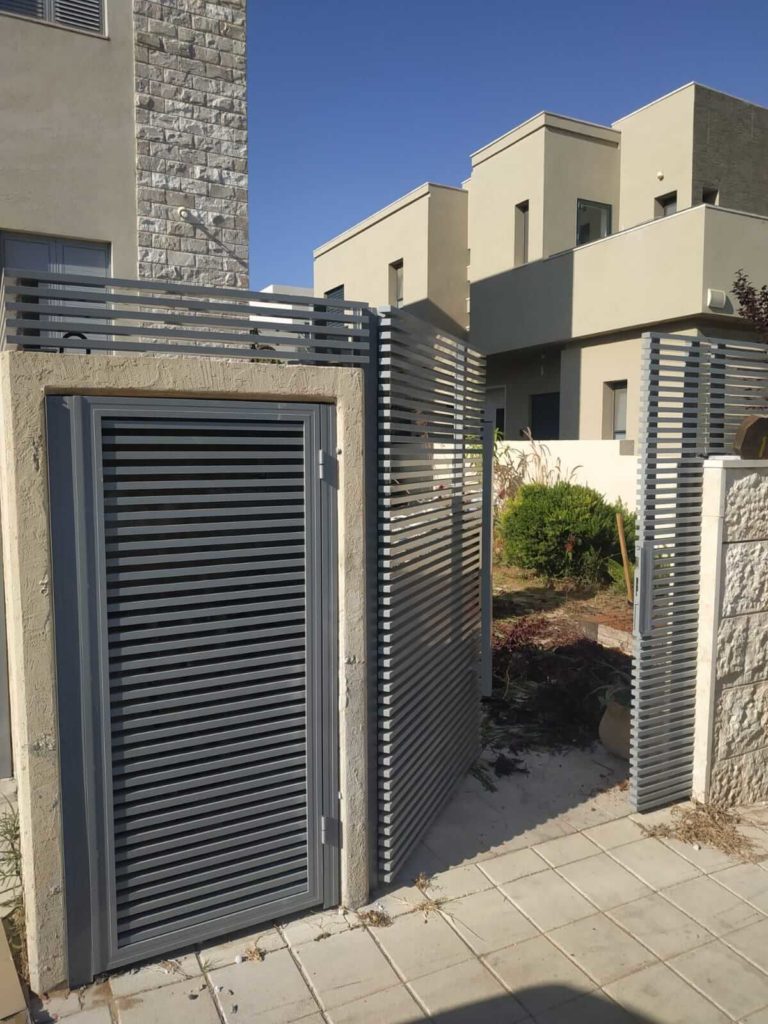 שער כניסה חשמלי- בכל בית פרטי