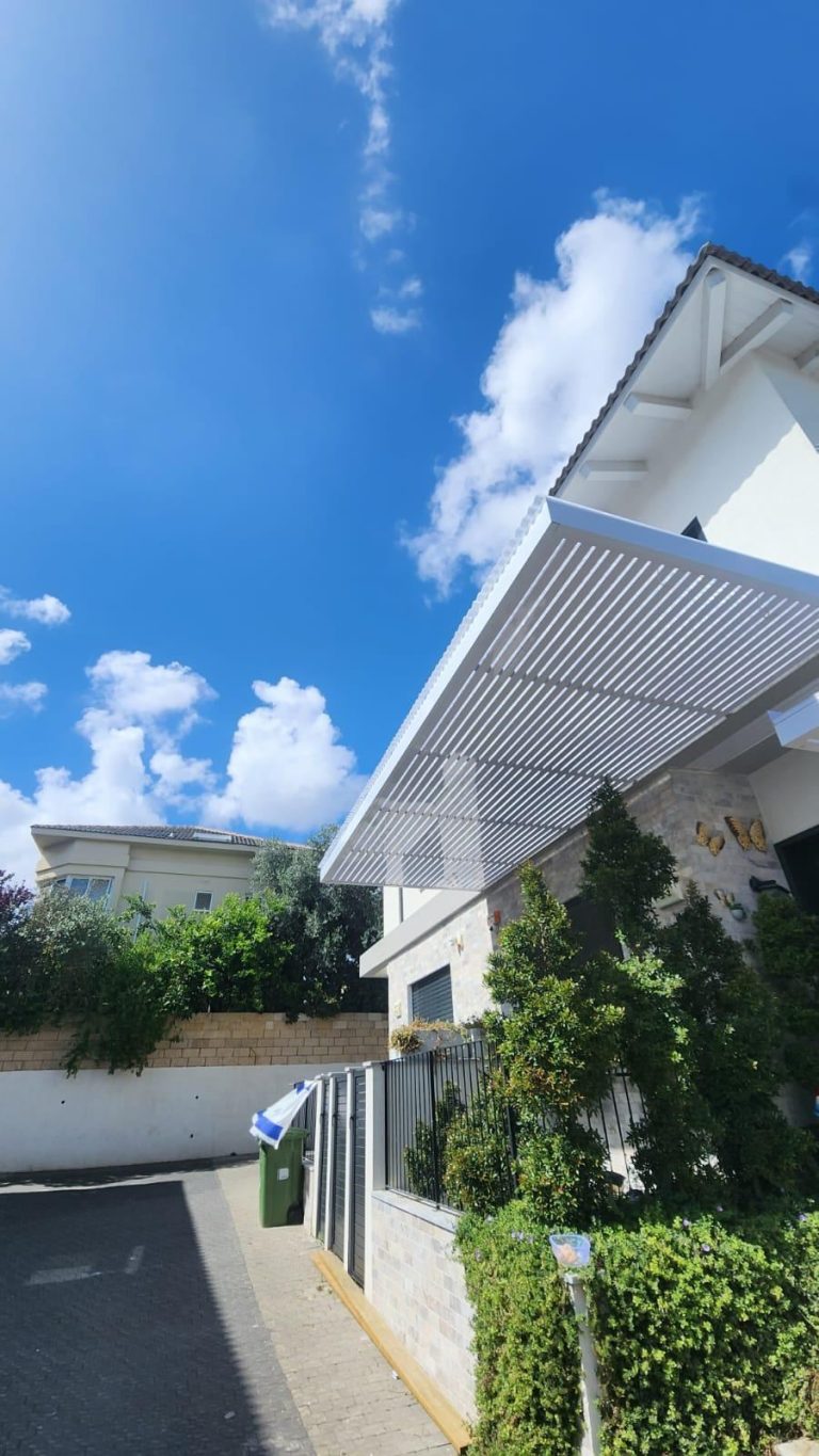 פרגולת אלומיניום לבנה למרפסת